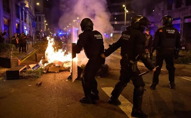 1604200992959625.png 英国“封国”,欧洲多国暴乱,物流延误至12月!