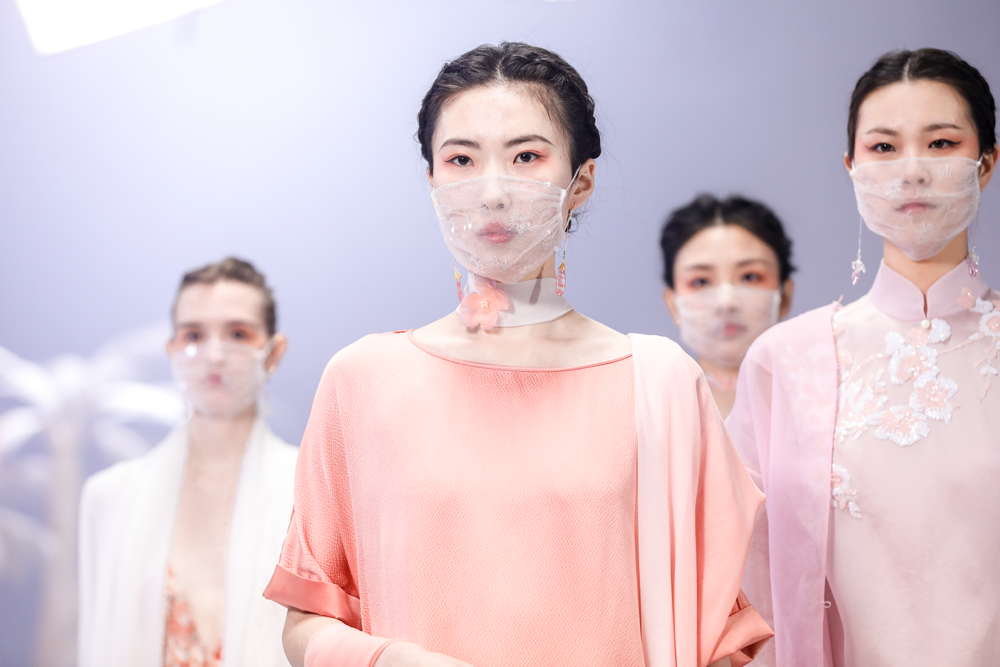 1589857555879911.png 意外!口罩变身时髦货:卖8美元一个,上架一小时被抢空